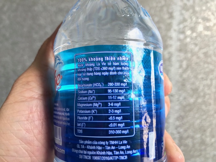 Uống nước khoáng hàng ngày có tốt không?